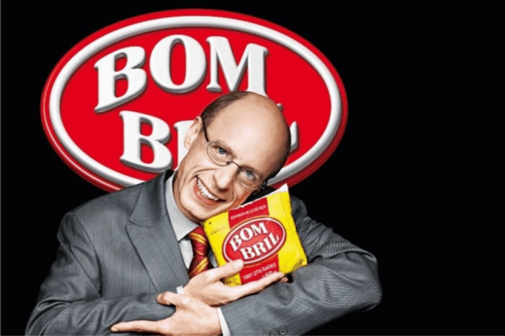 Homem sorridente, de terno, abraçado com um bombril em uma propaganda.