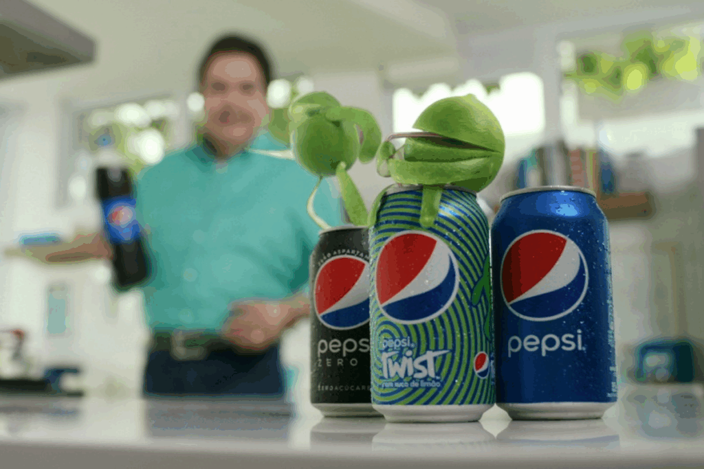 Propaganda da Pepsi: ao fundo, o Faustão segura uma garrafa da marca, enquanto, em primeiro plano, os limões característicos da Pepsi estão sentados sobre as latas, apresentando de forma criativa os diferentes sabores.