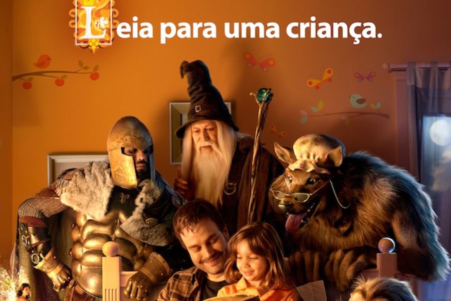 Um pai lê para a filha, enquanto personagens ganham vida ao redor e os observam com encanto. Storytelling 
